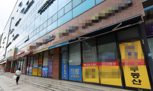▲ 규제가 해제된 서울의 한 아파트단지 내 부동산중개업소에 커튼이 쳐져 있다. ⓒ연합뉴스