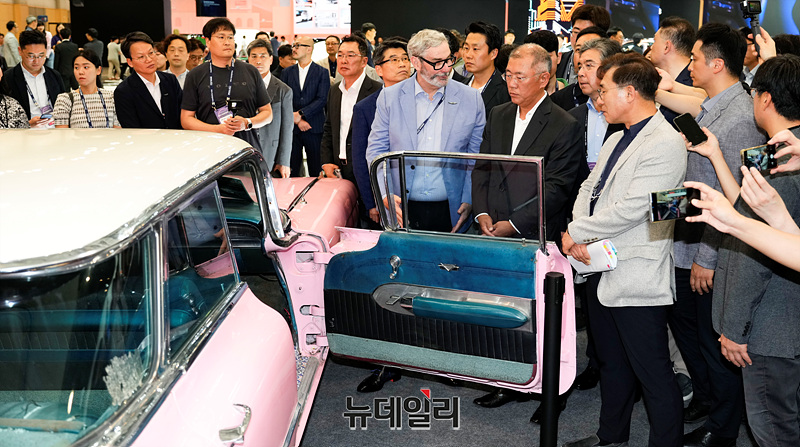 ▲ 정의선 현대자동차그룹 회장이 지난해 6월 27일 부산 해운대구 벡스코에서 열린 '2024 부산모빌리티쇼'에 전시된 핑크 캐딜락을 구경하고 있다. ⓒ뉴데일리