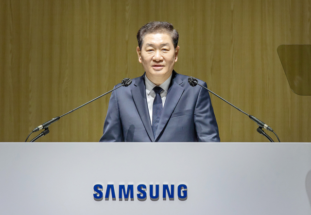 ▲ 19일 경기도 수원시 수원컨벤션센터에서 개최된 '제56기 정기 주주총회'에서 한종희 대표이사 부회장이 의장 인사말을 하는 모습.ⓒ삼성전자