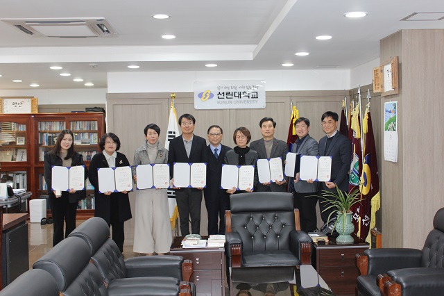 ▲ 선린대학교는 지난 17일 개교 56주년을 기념해 오후 3시20분 총장실에서 교직원 근속표창 수상식을 개최했다.ⓒ선린대