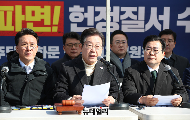 ▲ 이재명(앞줄 왼쪽 두 번째) 더불어민주당 대표가 19일 서울 종로구 경복궁역 부근 광화문 민주당 천막농성장에서 열린 현장 최고위원회의에서 발언하고 있다. 2025.03.19. ⓒ 이종현 기자