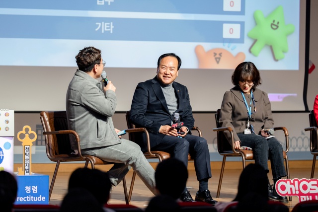 ▲ MZ세대 공무원과의 토크콘서트에서 질문을 받고 있는 이권재 오산시장ⓒ오산시 제공