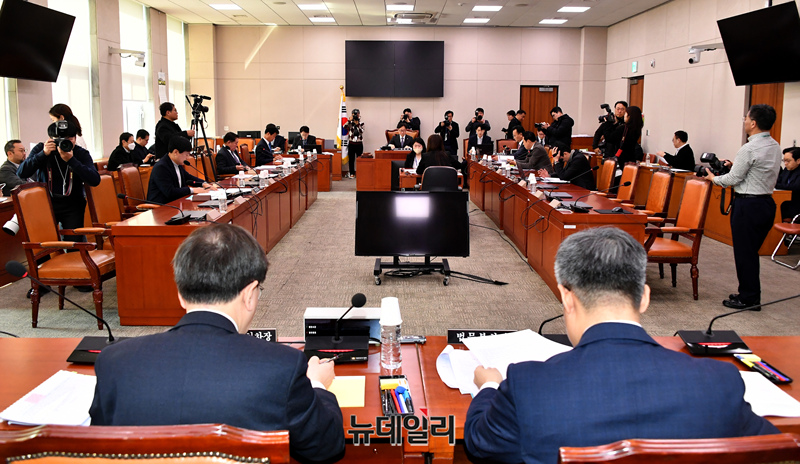 ▲ 법제사법위원회 법안심사제1소위가 19일 오전 국회에서 김석우 법무부차관과 배형원 법원행정처 차장 참석한 가운데 열리고 있다. ⓒ이종현 기자