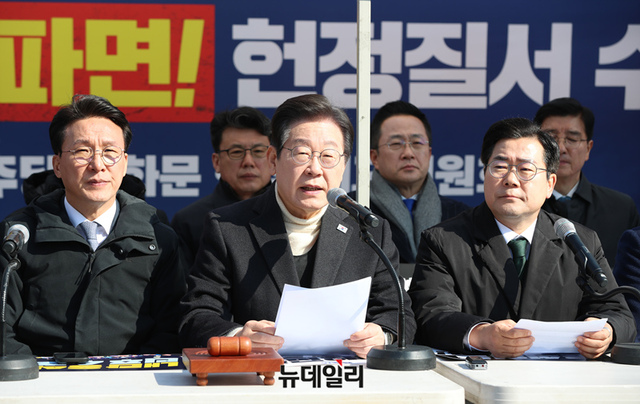 ▲ 이재명 더불어민주당 대표가 19일 오전 서울 종로구 경복궁역 부근 광화문 민주당 천막농성장에서 열린 현장 최고위원회의에 참석해 발언을 하고 있다. ⓒ이종현 기자