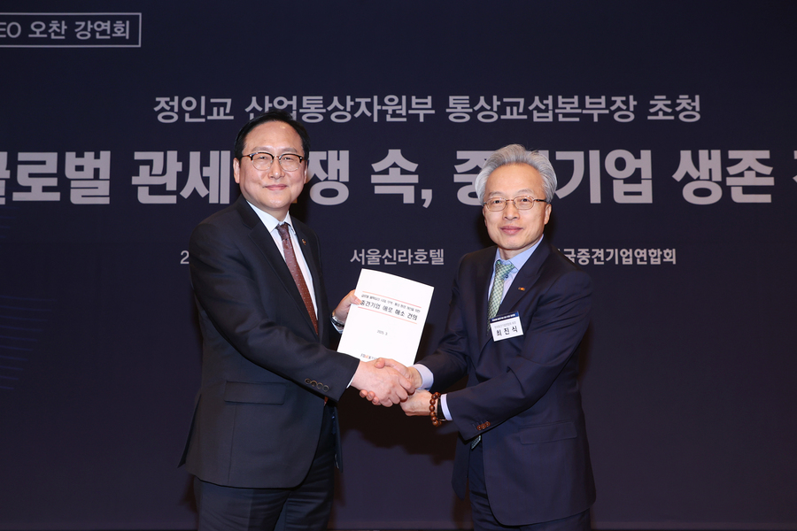 ▲ 오른쪽부터 최진식 중견련 회장, 정인교 통상교섭본부장 ⓒ중견련