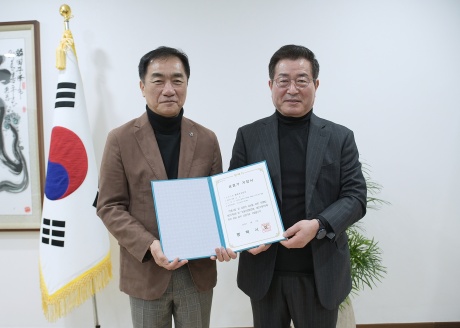 ▲ 정장선 평택시장이 청북가구단지 관계자에게 평택 1호 상점가 지정서를 전달하고 있다ⓒ평택시 제공