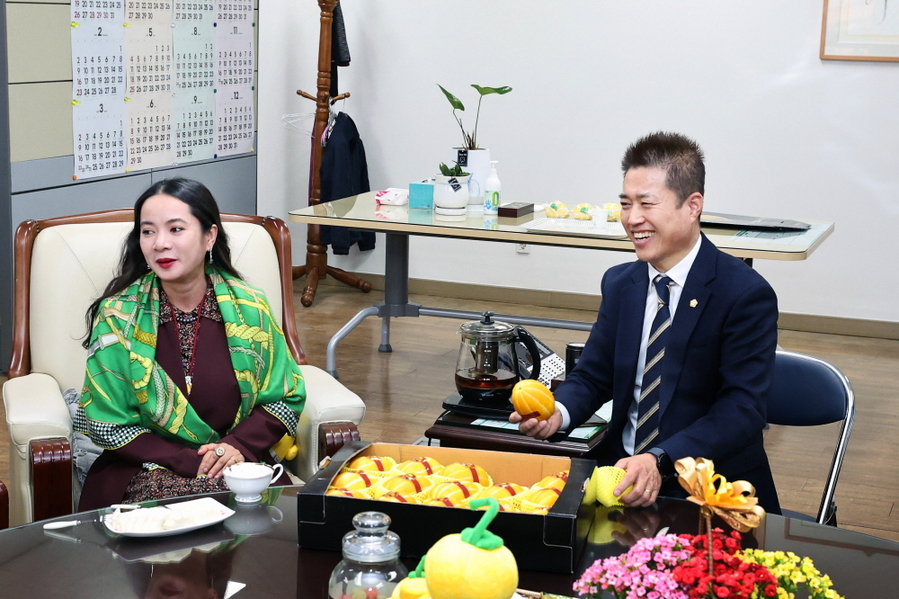 ▲ 도희재 성주군의회 의장이 베트남 활제 손녀와 환담하고 있다.ⓒ성주군의회