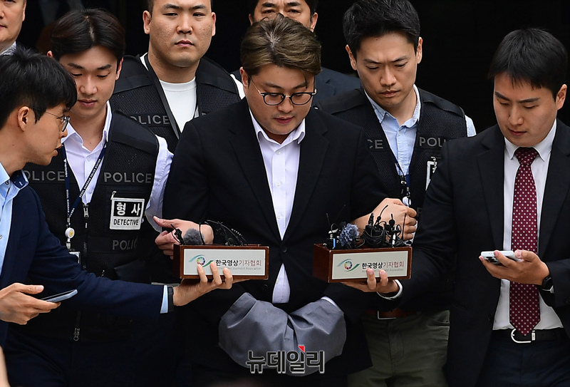 ▲ 가수 김호중 씨가 지난해 5월 서울 서초구 중앙지법에서 열린 영장실질심사를 마치고 강남경찰서로 이송되고 있다. ⓒ정상윤 기자