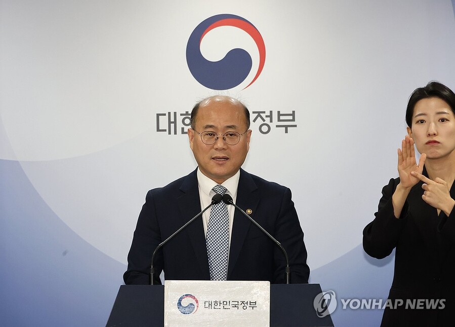 ▲ 이창윤 과학기술정보통신부 1차관이 12일 서울 종로구 정부서울청사에서 열린 양자전략위원회 출범 및 제1차 회의 사전브리핑에서 발언하고 있다. ⓒ연합뉴스