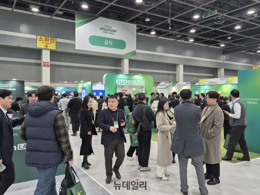 ▲ 급식 부스 역시 많은 이해관계자들이 몰려있었다.ⓒ조현우 기자