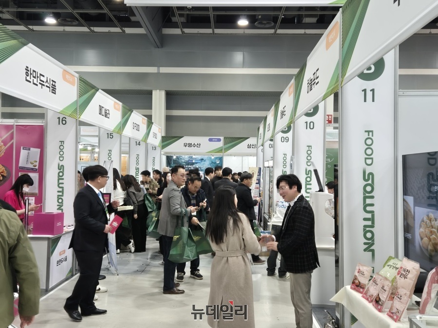 ▲ 방문객들이 CJ프레시웨이 푸드 솔루션 페어 2025에 참석한 협력사 부스를 둘러보고 있다.ⓒ조현우 기자