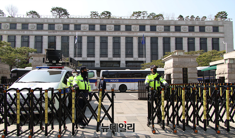▲ 윤석열 대통령 탄핵심판 선고를 앞둔 14일 오후 서울 종로구 헌법재판소 앞에 경찰들이 차벽과 바리케이트를 설치하는 등 경비를 강화하고 있다. ⓒ서성진 기자