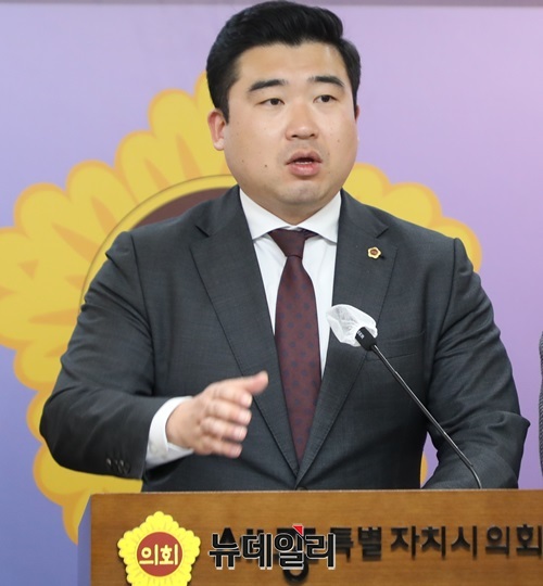 ▲ 최원석 세종시의원이 19일 오후 세종보 재가동 촉구 결의안 부결과 관련해 기자회견을 하고 있다.ⓒ이길표 기자
