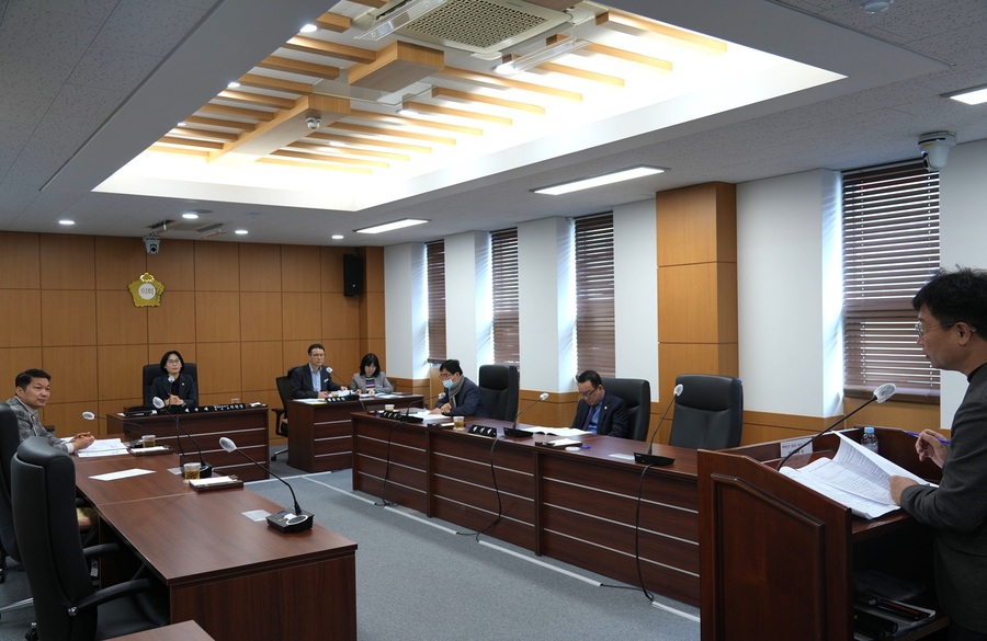 ▲ 영천시의회 행정문화복지위원회(위원장 배수예)는 지난 18일 제244회 임시회 상임위원회 활동을 펼쳤다.ⓒ영천시의회