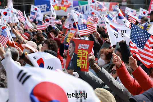 ▲ 윤석열 대통령 탄핵반대 국민대회가 서울 광화문 광장에서 진행되고 있다.ⓒ이종현 기자