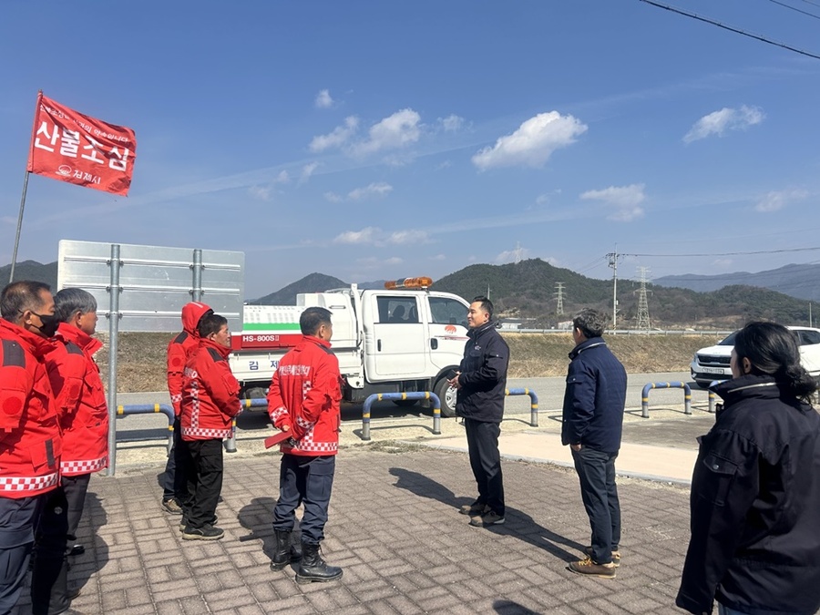 ▲ 이영석 김제시 도시건설국장은 18일 산불예방 정비 태세를 점검하고 있다. ⓒ김제시 제공
