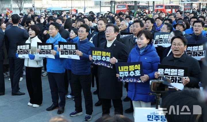 ▲ 윤석열 대통령 파면을 촉구하며 국회에서 도보 행진을 시작한 이재명 더불어민주당 대표 등 의원들이 19일 오후 서울 종로구 광화문 광장에 도착해 구호를 외치고 있다. ⓒ뉴시스
