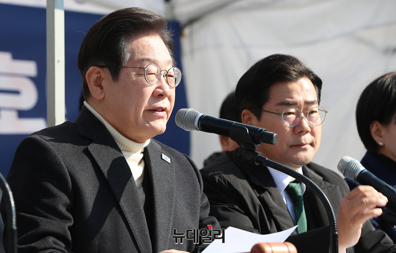 ▲ 이재명 더불어민주당 대표가 19일 오전 서울 종로구 경복궁역 부근 광화문 민주당 천막농성장에서 열린 현장 최고위원회의에 참석해 발언을 하고 있다. ⓒ이종현 기자
