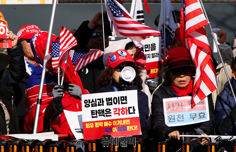 ▲ 윤석열 대통령 탄핵심판 선고를 앞둔 19일 오후 서울 종로구 헌법재판소 앞에서 윤 대통령 탄핵을 반대하는 시민들이 구호를 외치고 있다. ⓒ서성진 기자