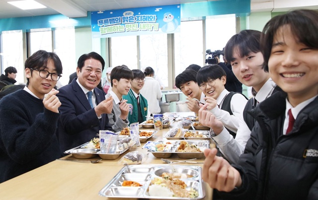 ▲ 최대호 안양시장이 지난 19일 성문중고교 급식실에서 학생들과 식사하고 있다. ⓒ안양시 제공