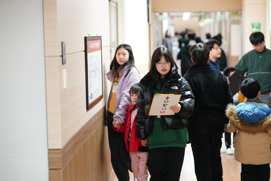 ▲ 서귀서초등학교의 6학년 학생이 1학년 학생에게 학교를 안내하며 돌봄짝 활동에 임하고 있다. ⓒ제주특별자치도교육청 제공