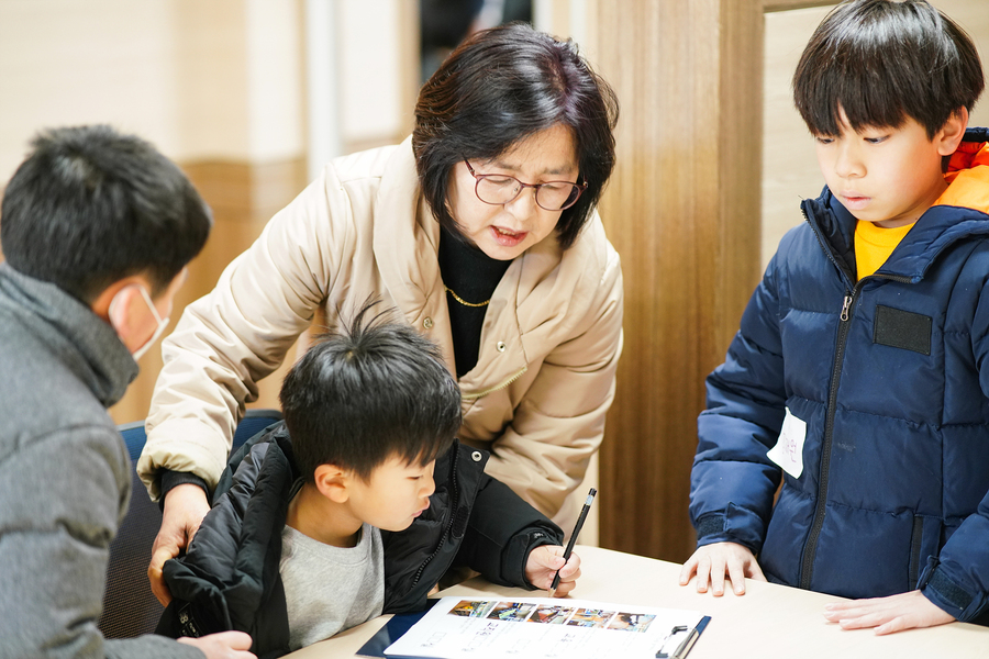 ▲ 고형순 서귀서초등학교 교장이 돌봄짝 활동에 참여한 학생들을 지도하고 있다. ⓒ제주특별자치도교육청 제공