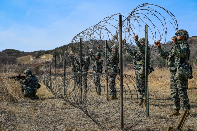 ▲ 해병대 6여단과 연평부대는 지난 12일부터 14일까지 백령도와 대·소청도, 연평도 일대에서 FS 연습과 연계한 도서방어 종합훈련을 실시했다. 6여단 장병들이 적의 공중침투 상황을 대비하여 장애물 설치훈련을 하고 있다. ⓒ해병대6여단 제공