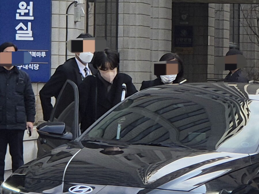 ▲ 음주운전·불법 숙박업 혐의를 받는 문재인 전 대통령의 딸 다혜 씨가 20일 오전 서울서부지법에서 첫 재판을 받은 뒤 법원을 나서고 있다. ⓒ뉴데일리 DB