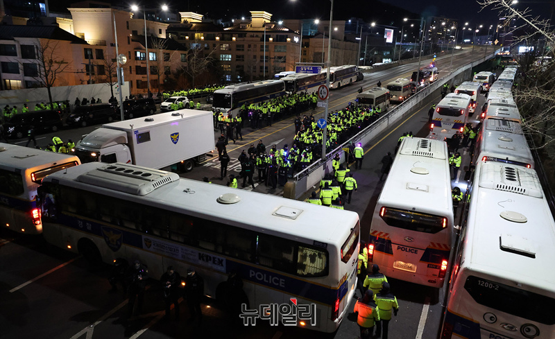▲ 민주노총이 지난 1월 4일 오후 서울 용산구 한남동 윤석열 대통령 관저 입구에서 대통령 체포를 주장하는 집회를 진행한 가운데 한남고가차로가 양방향으로 통제되고 있다. ⓒ정상윤 기자