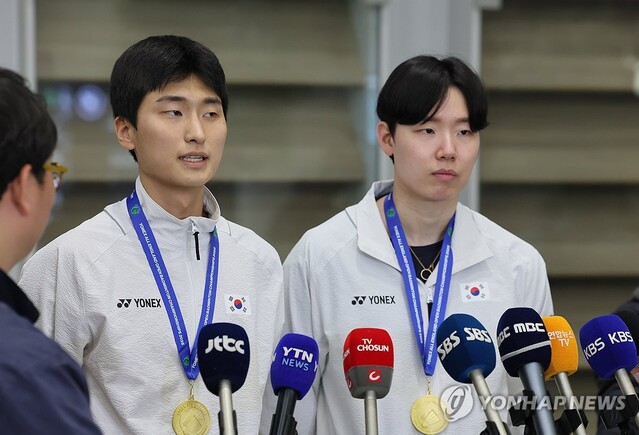 ▲ 2025 세계배드민턴연맹(BWF) 월드투어 슈퍼 1000 전영오픈 남자 복식에서 우승한 김원호(사진 왼쪽), 서승재 선수가 지난 18일 인천국제공항을 통해 귀국한 뒤 인터뷰를 하고 있다.ⓒ연합뉴스