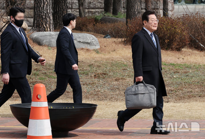 ▲ 암살 위협설이 제기된 이재명(오른쪽) 더불어민주당 대표가 17일 서울 여의도 국회에서 최고위원회의와 비상의원총회에 참석한 뒤 경호원의 보호를 받으며 이동하고 있다. ⓒ뉴시스