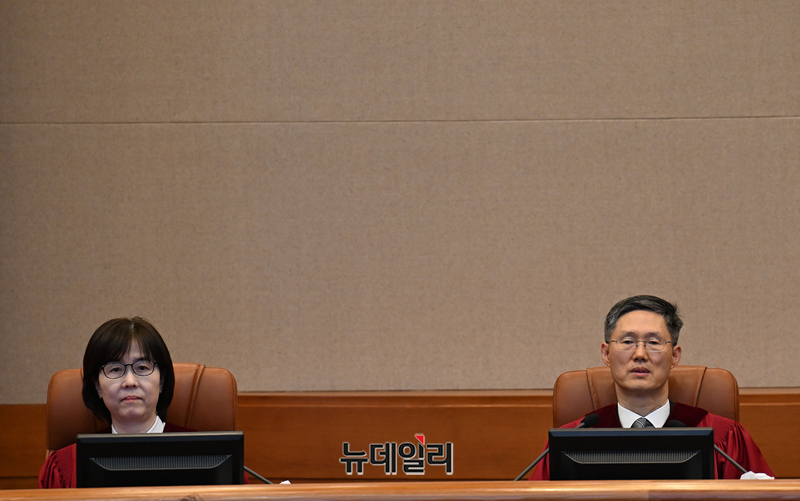 ▲ 문형배 헌법재판소장 직무대행과 이미선 재판관이 서울 종로구 헌법재판소에서 열린 윤석열 대통령 탄핵심판 10차 변론에 자리하고 있다. (사진=공동취재단)