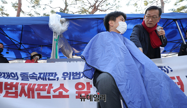 ▲ 윤석열 대통령 탄핵에 반대하는 한 고등학생이 20일 오후 서울 종로구 헌법재판소 앞에서 발언 직후 삭발을 하려하자 석동현 국민변호인단장과 시민들이 만류하고 있다. ⓒ정상윤 기자