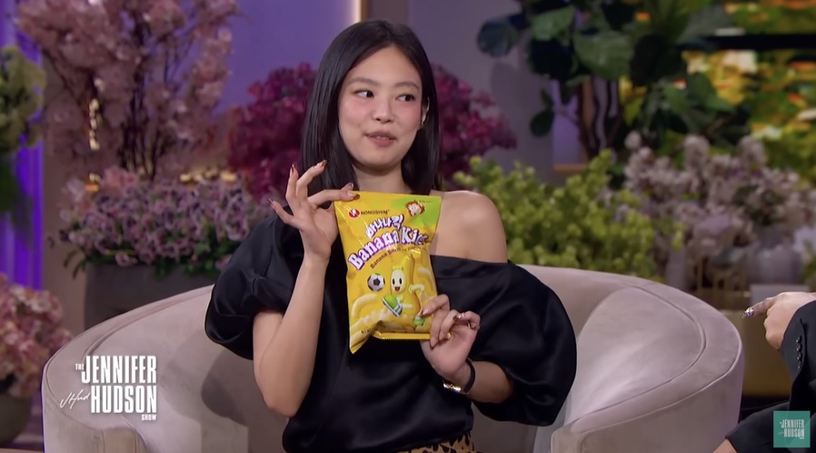 ▲ 제니퍼 허드슨 쇼에 출연한 제니가 바나나킥을 소개하고 있다. ©Jennifer Hudson Show