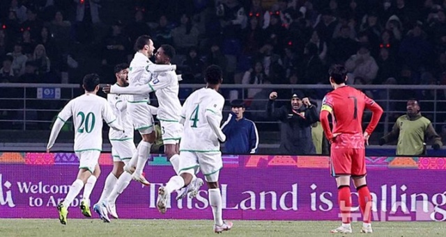 ▲ 경기 고양시 고양종합운동장에서 열린 '2026 국제축구연맹(FIFA) 북중미 월드컵 아시아 지역 3차 예선 B조 7차전' 대한민국과 오만의 경기에서 손흥민이 동점골을 넣고 기뻐하는 오만 선수들을 바라보고 있다. 250320 3ⓒ뉴시스