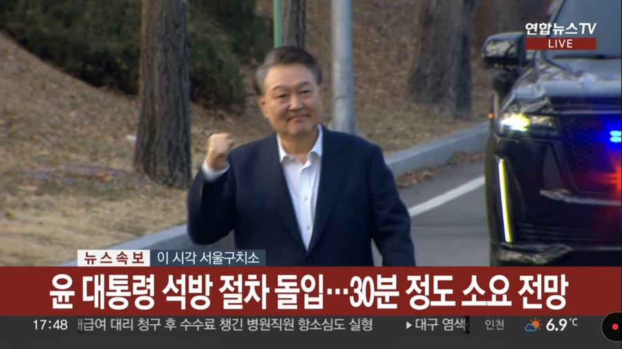 ▲ 구속에서 풀려난 윤석열 대통령. 탼핵언론은 윤 대통령과 이재명 모두에게 책임있다는 양비론을 구사하기 시작했다. 야비하고 비열하기 짝이 없는 노선 전환이다.  ⓒ 중계 화면 촬영