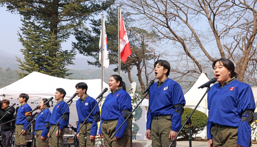 ▲ 가평 전투를 소재로 한 뮤지컬 '링크' 제작발표회에서 한국-캐나다 공동 청년들이 캐나다전투기념비 앞에서 노래를 부르고 있다.ⓒ문체부