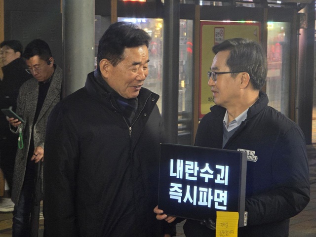 ▲ 김동연 경기도지사(오른쪽)가 20일 경기 화성 동탄역 앞에서 1인 시위 중 김진표 전 국회의장을 만나 인사하고 있다. ⓒ독자제공