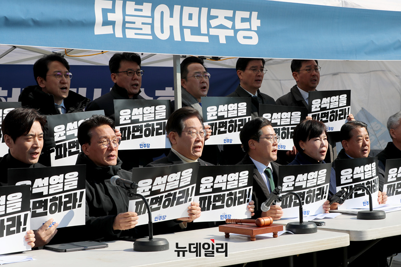 ▲ 이재명 더불어민주당 대표 및 최고위원들이 19일 오전 서울 종로구 경복궁역 부근 광화문 민주당 천막농성장에서 열린 현장 최고위원회의에 참석해 구호를 외치고 있다. ⓒ이종현 기자