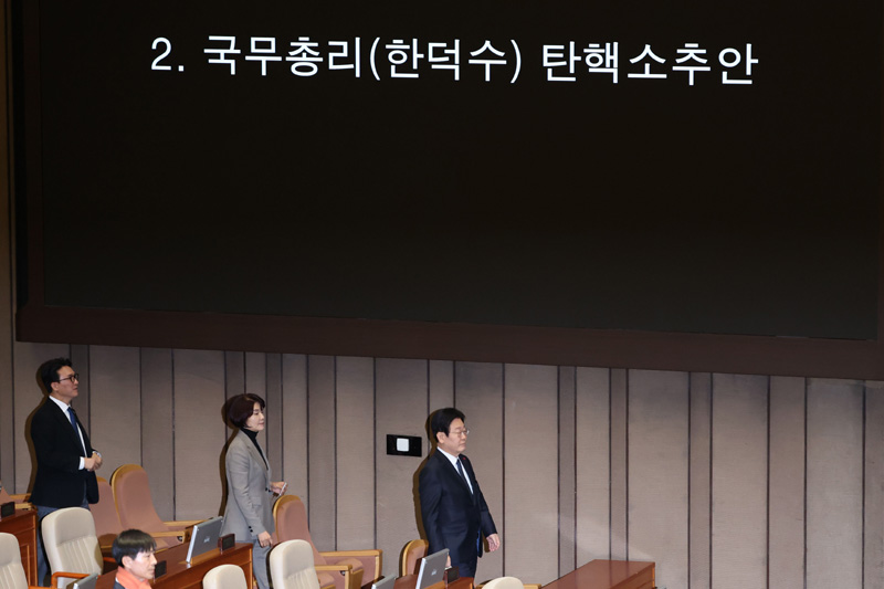 ▲ 이재명 더불어민주당 대표가 27일 오후 서울 여의도 국회에서 열린 제420회국회(임시회) 제2차 본회의에서 국무총리(한덕수) 탄핵소추안 투표를 위해 이동하고 있다. ⓒ뉴시스