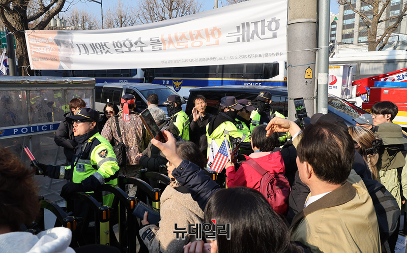 ▲ 20일 오후 서울 종로구 헌법재판소 인근에서 경찰이 헌법재판소 앞 도로 통행을 전면 차단하자 시민들의 항의가 이어졌다. ⓒ정상윤 기자