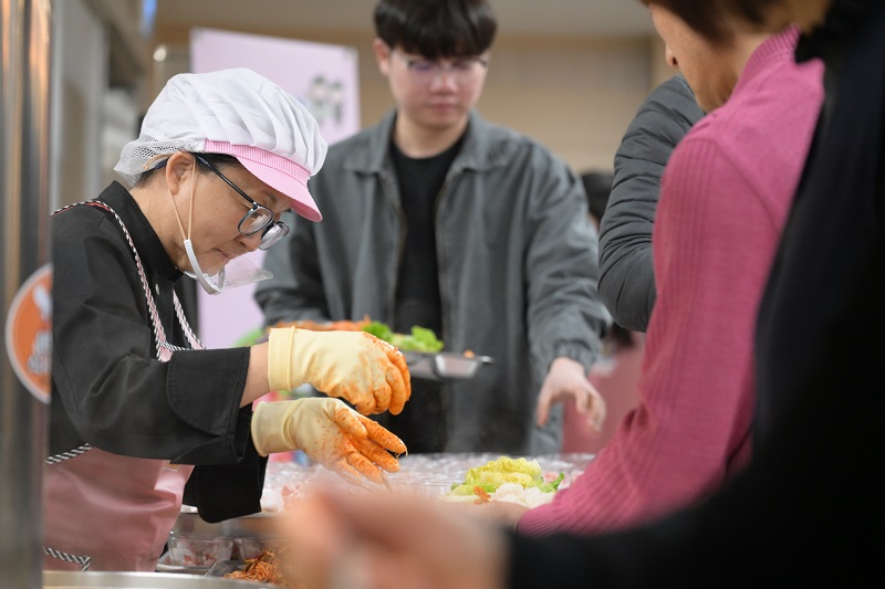 ▲ 충남 논산시가 지난 20일 넷플릭스 '흑백요리사'로 유명한 '급식대가' 이미영 셰프를 초청, 지역 농산물을 활용한 급식·디저트을 선보이고 있다.ⓒ논산시