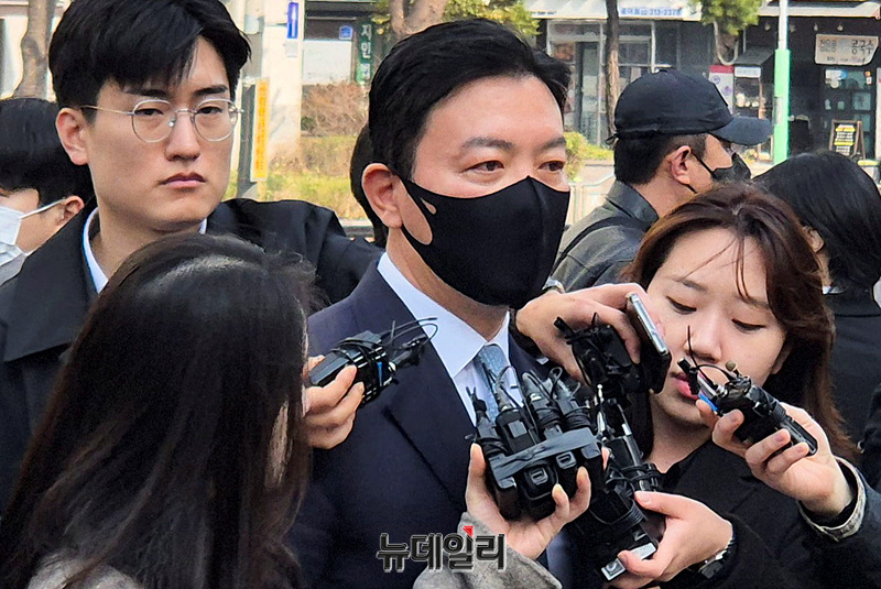 ▲ 윤석열 대통령 체포영장 집행 방해 혐의를 받는 김성훈 대통령경호처 차장이 21일 서울 마포구 서울서부지방법원에서 열린 영장실질심사에 출석해 취재진의 질문을 받고 있다. ⓒ뉴데일리 DB