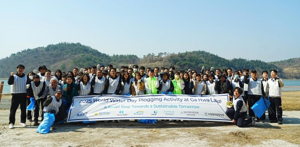 ▲ BAT사천공장 임직원들이 '세계 물의 날'을 기념해 경상남도 사천시 가화천 일대에서 자연 정화 플로깅 행사를 진행했다.ⓒBAT로스만스