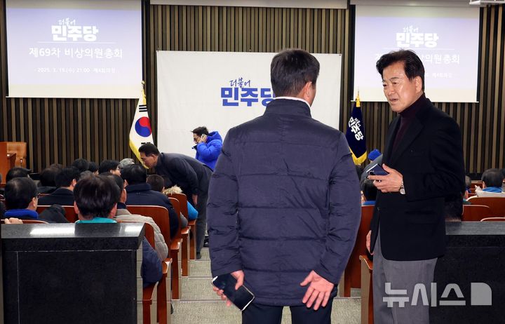 ▲ 정동영(오른쪽) 더불어민주당 의원과 한병도 의원이 19일 오후 서울 여의도 국회에서 열린 비상의원총회에서 대화를 하고 있다. ⓒ뉴시스