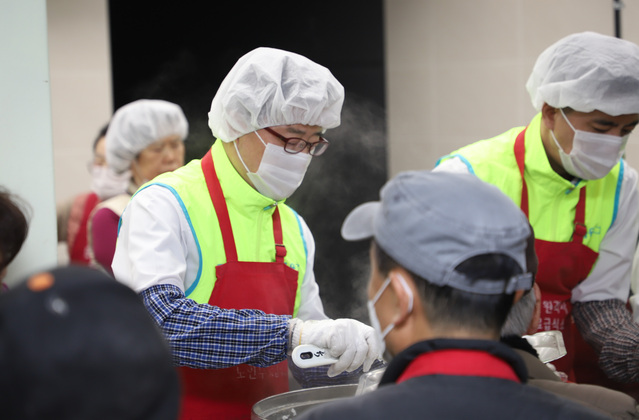 ▲ 20일 서울 종로구 탑골공원 원각사 노인 무료급식소에서 배성완 하나손해보험 대표와 임직원들이 봉사활동을 하고 있다.ⓒ하나손해보험
