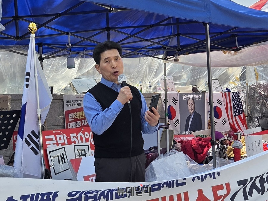 ▲ 헌법 강사 송재필씨가 21일 오후 서울 종로구 헌법재판소 앞에서 열린 '대통령 국민변호인단' 무제한 필리버스터 기자회견 현장에서 발언하고 있다. ⓒ박서아 기자