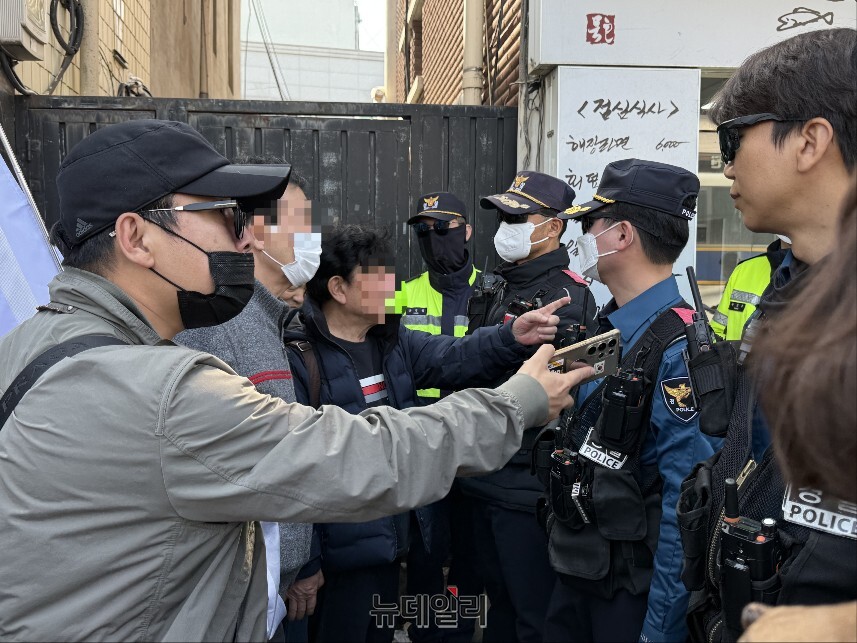 ▲ 윤석열 대통령 탄핵심판 선고를 앞두 21일 경찰이 헌법재판소 앞 도로와 인도 등을 통제하는 가운데 시민들이 항의하고 있다. ⓒ뉴데일리 DB