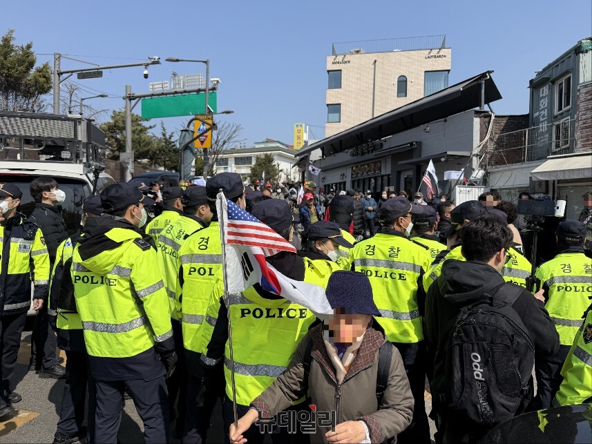 ▲ 경찰이 21일 서울 종로구 헌법재판소 앞에서 집회 시위 참여자들의 통행을 통제하고 있다. ⓒ정혜영 기자