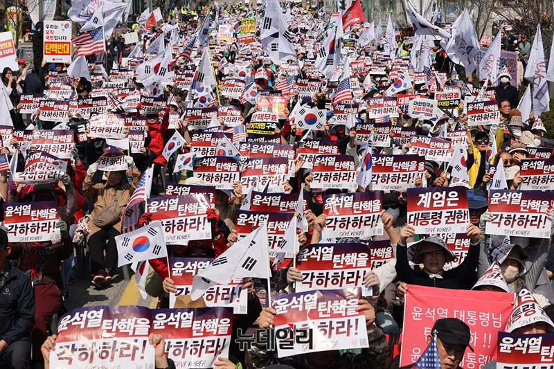 ▲ 윤석열 대통령 탄핵반대 대규모 집회 세이브코리아 강원이 22일 오후 강원 춘천시 강원도청 앞에서 진행되고 있다. 헌법재판소의 대통령 탄핵심판 선고가 늦어짐에 따라 이번 주말에도 광화문을 비롯한 전국 곳곳에서 탄핵반대 집회가 이어지고 있다.(강원 춘천=정상윤 기자)
